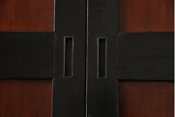 和製アンティーク　ヒノキ材　漆塗り　大振りで存在感のある帯戸(板戸、引き戸、建具)2枚セット(2)