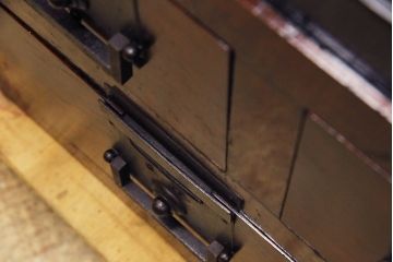 アンティーク家具　古民具・骨董　前板ケヤキ材　玉杢　自慢の一品としておすすめな和モダンの重ね松本階段箪笥