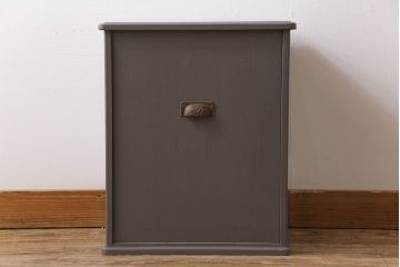 ペイント家具　古い取っ手が目を惹く倹飩式の収納棚(サイドキャビネット、戸棚)