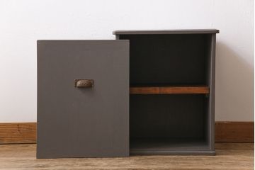 ペイント家具　古い取っ手が目を惹く倹飩式の収納棚(サイドキャビネット、戸棚)
