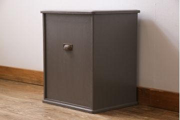 ペイント家具　古い取っ手が目を惹く倹飩式の収納棚(サイドキャビネット、戸棚)