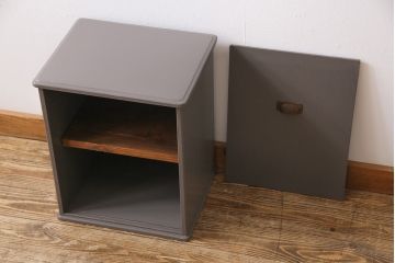 ペイント家具　古い取っ手が目を惹く倹飩式の収納棚(サイドキャビネット、戸棚)