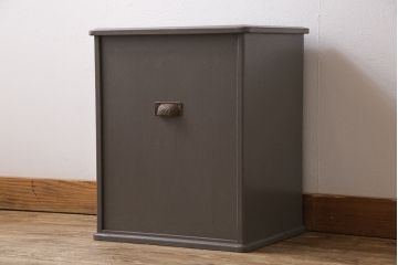 ペイント家具　古い取っ手が目を惹く倹飩式の収納棚(サイドキャビネット、戸棚)