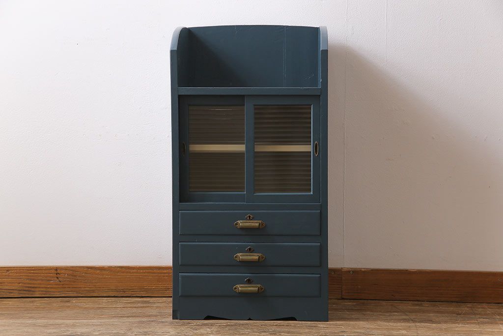 ペイント家具　レトロな佇まいの小振りな収納棚(戸棚、小引き出し)