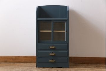 ペイント家具　レトロな佇まいの小振りな収納棚(戸棚、小引き出し)