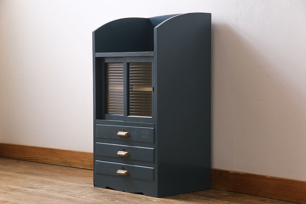 ペイント家具　レトロな佇まいの小振りな収納棚(戸棚、小引き出し)