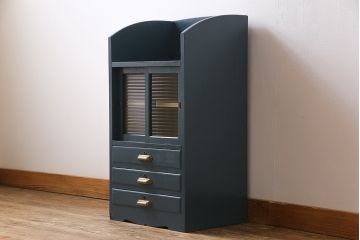 ペイント家具　レトロな佇まいの小振りな収納棚(戸棚、小引き出し)