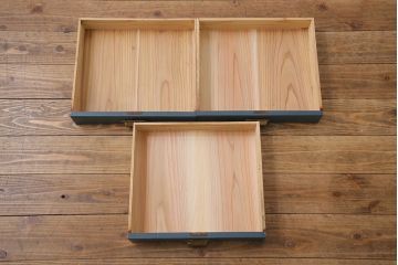 ペイント家具　レトロな佇まいの小振りな収納棚(戸棚、小引き出し)