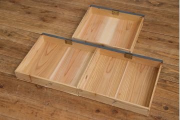 ペイント家具　レトロな佇まいの小振りな収納棚(戸棚、小引き出し)