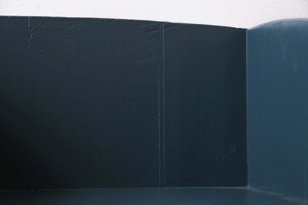 ペイント家具　レトロな佇まいの小振りな収納棚(戸棚、小引き出し)