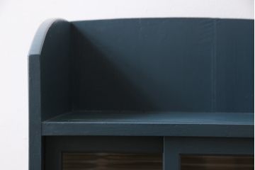 ペイント家具　レトロな佇まいの小振りな収納棚(戸棚、小引き出し)