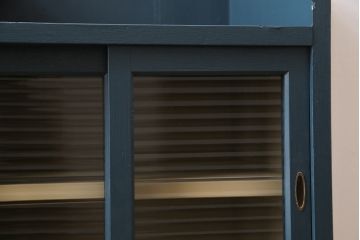 ペイント家具　レトロな佇まいの小振りな収納棚(戸棚、小引き出し)