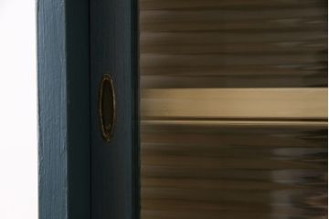 ペイント家具　レトロな佇まいの小振りな収納棚(戸棚、小引き出し)