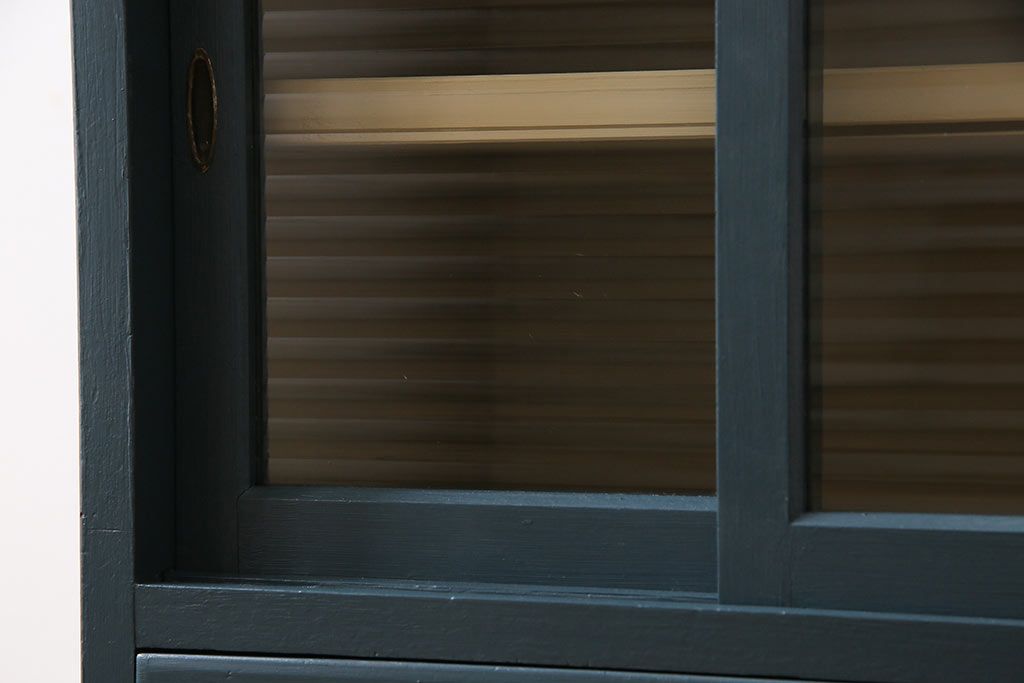 ペイント家具　レトロな佇まいの小振りな収納棚(戸棚、小引き出し)