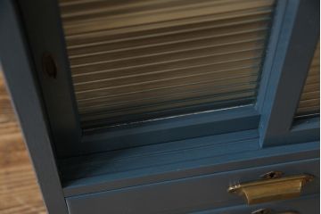 ペイント家具　レトロな佇まいの小振りな収納棚(戸棚、小引き出し)