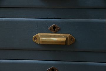 ペイント家具　レトロな佇まいの小振りな収納棚(戸棚、小引き出し)