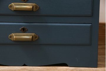 ペイント家具　レトロな佇まいの小振りな収納棚(戸棚、小引き出し)