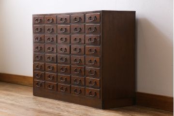 アンティーク家具　和製アンティーク　大正昭和初期　ケヤキ材の杢目が楽しめる40杯の小引き出し(薬箪笥、ドロワー、チェスト)