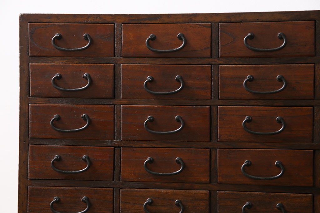 アンティーク家具　和製アンティーク　大正昭和初期　ケヤキ材の杢目が楽しめる40杯の小引き出し(薬箪笥、ドロワー、チェスト)