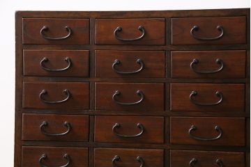 アンティーク家具　和製アンティーク　大正昭和初期　ケヤキ材の杢目が楽しめる40杯の小引き出し(薬箪笥、ドロワー、チェスト)