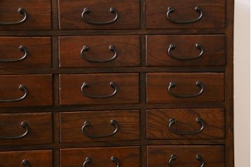 アンティーク家具　和製アンティーク　大正昭和初期　ケヤキ材の杢目が楽しめる40杯の小引き出し(薬箪笥、ドロワー、チェスト)