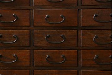 アンティーク家具　和製アンティーク　大正昭和初期　ケヤキ材の杢目が楽しめる40杯の小引き出し(薬箪笥、ドロワー、チェスト)