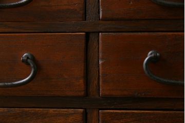 アンティーク家具　和製アンティーク　大正昭和初期　ケヤキ材の杢目が楽しめる40杯の小引き出し(薬箪笥、ドロワー、チェスト)