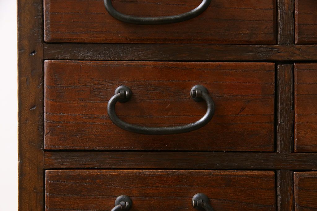 アンティーク家具　和製アンティーク　大正昭和初期　ケヤキ材の杢目が楽しめる40杯の小引き出し(薬箪笥、ドロワー、チェスト)