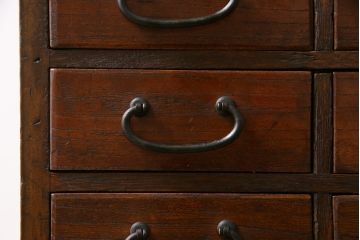 アンティーク家具　和製アンティーク　大正昭和初期　ケヤキ材の杢目が楽しめる40杯の小引き出し(薬箪笥、ドロワー、チェスト)