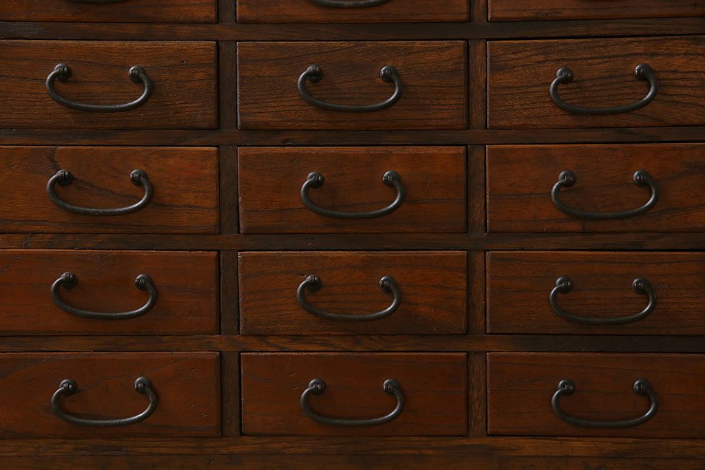 アンティーク家具　和製アンティーク　大正昭和初期　ケヤキ材の杢目が楽しめる40杯の小引き出し(薬箪笥、ドロワー、チェスト)