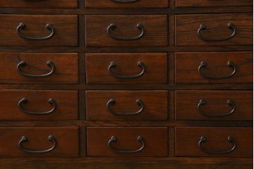 アンティーク家具　和製アンティーク　大正昭和初期　ケヤキ材の杢目が楽しめる40杯の小引き出し(薬箪笥、ドロワー、チェスト)