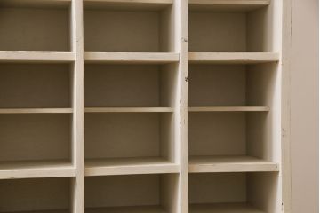 ペイント家具　リメイク　柔らかな色合いが魅力的なマス目棚(下駄箱、オープンラック、収納棚)