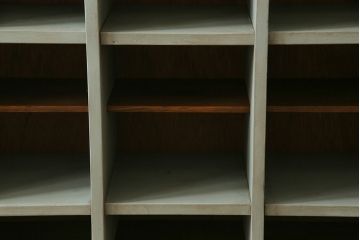 ペイント家具　リメイク　落ち着いた色合いの縦長マス目棚(下駄箱、オープンラック、収納棚、ロッカー)(R-032425)