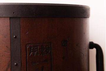 アンティーク雑貨　和製アンティーク　黒ずんだ金具の風合いが魅力的な味わいのある一斗升(一斗マス)