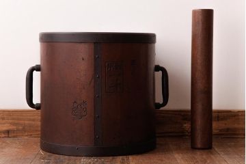 アンティーク雑貨　和製アンティーク　黒ずんだ金具の風合いが魅力的な味わいのある一斗升(一斗マス)