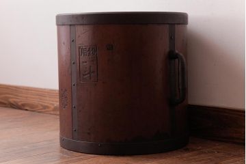 アンティーク雑貨　和製アンティーク　黒ずんだ金具の風合いが魅力的な味わいのある一斗升(一斗マス)