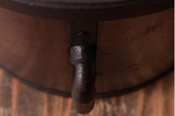 アンティーク雑貨　和製アンティーク　黒ずんだ金具の風合いが魅力的な味わいのある一斗升(一斗マス)