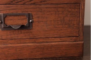 レトロ家具　昭和レトロ　ナラ材　ネームプレート付き!素朴な風合いの小引き出し(卓上収納、小物収納、引き出し)