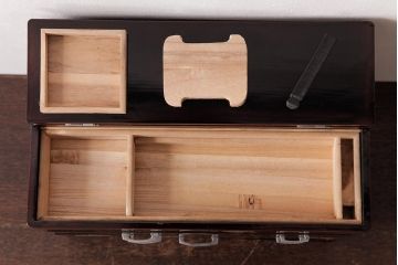 アンティーク雑貨　昭和期　総桐材　螺鈿細工の花紋が上品な漆塗りの針箱(裁縫箱、小引き出し、小物収納)