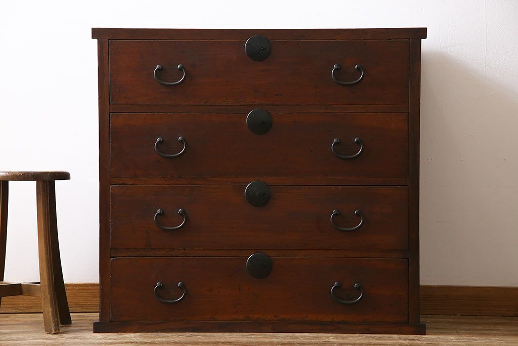 アンティーク家具　和製アンティーク　ヒノキ材　丸い金具が素朴な味わいを漂わせる衣装箪笥(和タンス、整理箪笥)