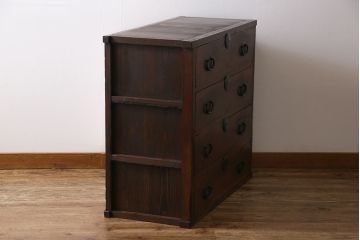 アンティーク家具　和製アンティーク　ヒノキ材　丸い金具が素朴な味わいを漂わせる衣装箪笥(和タンス、整理箪笥)