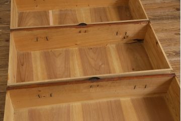 アンティーク家具　和製アンティーク　ヒノキ材　丸い金具が素朴な味わいを漂わせる衣装箪笥(和タンス、整理箪笥)