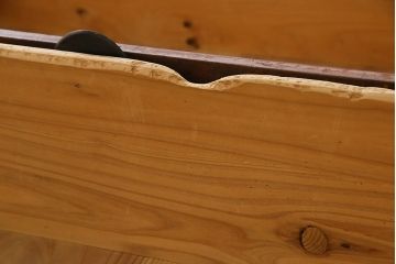 アンティーク家具　和製アンティーク　ヒノキ材　丸い金具が素朴な味わいを漂わせる衣装箪笥(和タンス、整理箪笥)