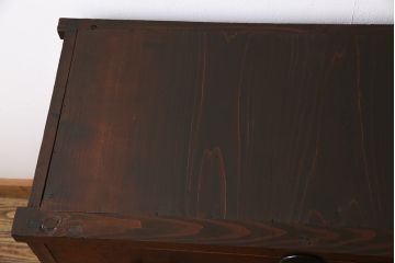 アンティーク家具　和製アンティーク　ヒノキ材　丸い金具が素朴な味わいを漂わせる衣装箪笥(和タンス、整理箪笥)