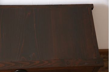 アンティーク家具　和製アンティーク　ヒノキ材　丸い金具が素朴な味わいを漂わせる衣装箪笥(和タンス、整理箪笥)