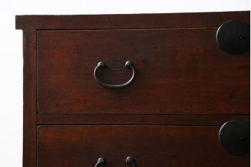アンティーク家具　和製アンティーク　ヒノキ材　丸い金具が素朴な味わいを漂わせる衣装箪笥(和タンス、整理箪笥)