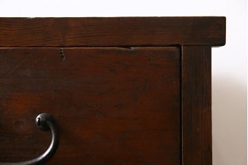 アンティーク家具　和製アンティーク　ヒノキ材　丸い金具が素朴な味わいを漂わせる衣装箪笥(和タンス、整理箪笥)