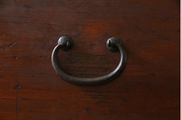 アンティーク家具　和製アンティーク　ヒノキ材　丸い金具が素朴な味わいを漂わせる衣装箪笥(和タンス、整理箪笥)