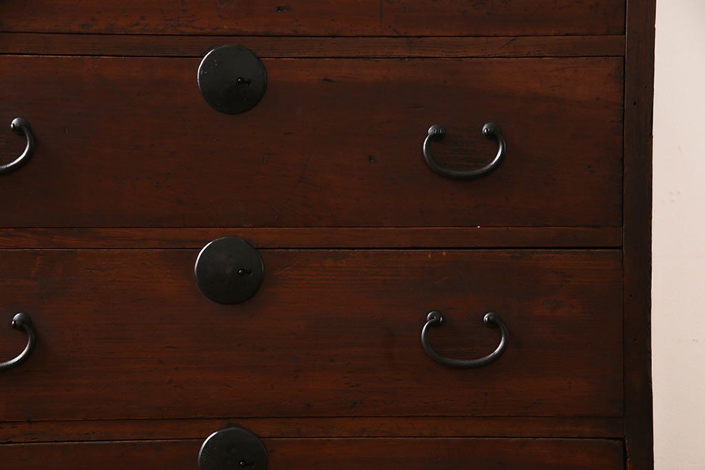アンティーク家具　和製アンティーク　ヒノキ材　丸い金具が素朴な味わいを漂わせる衣装箪笥(和タンス、整理箪笥)