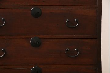 アンティーク家具　和製アンティーク　ヒノキ材　丸い金具が素朴な味わいを漂わせる衣装箪笥(和タンス、整理箪笥)